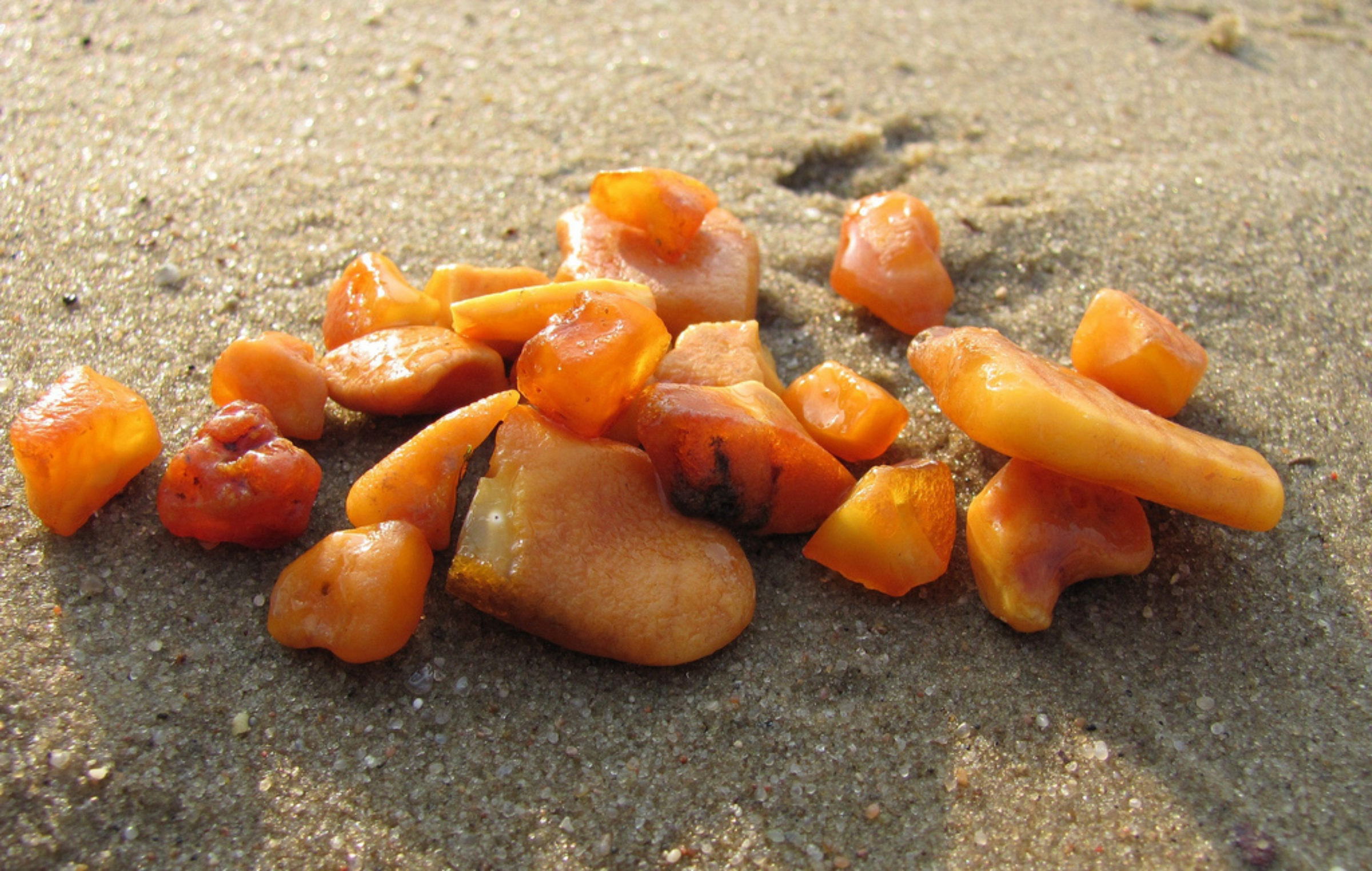 bursztyny kamienie na plaży