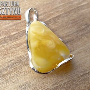 Zawieszka z mleczno-miodowego bursztynu