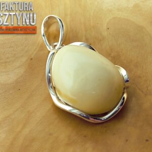 Kremowa Zawieszka z Bursztynu Bałtyckiego