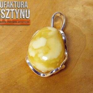 Kremowa Zawieszka z Naturalnego Bursztynu