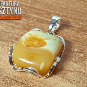 Miodowo-kremowa Zawieszka z Bursztynu