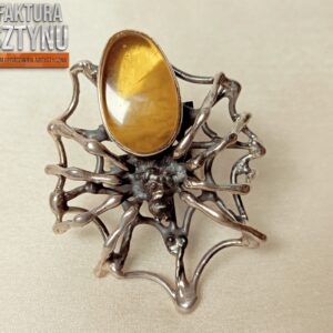 Artystyczny pierścionek z bursztynem bałtyckim