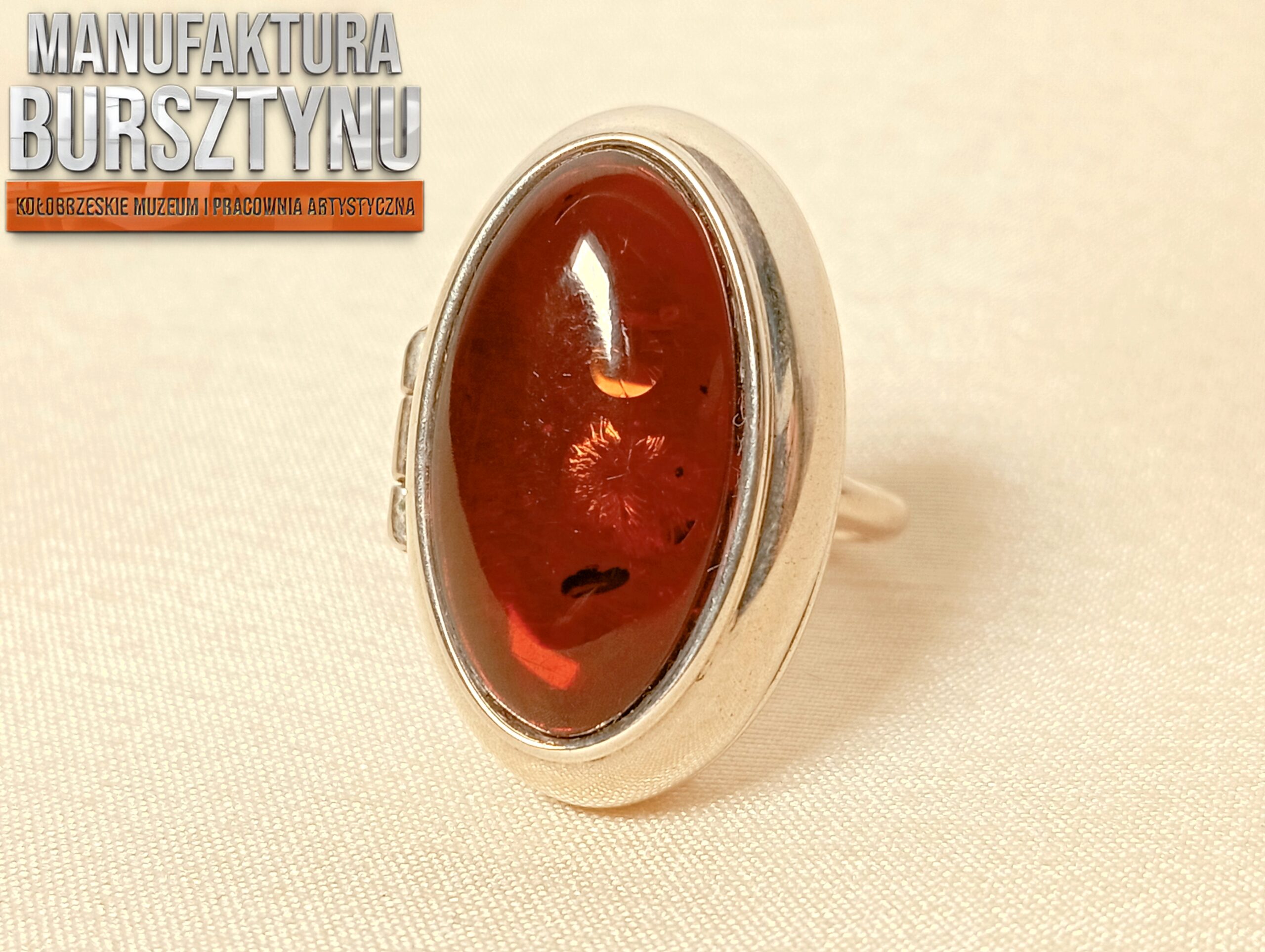 Srebrny Pierścionek z Koniakowym Bursztynem