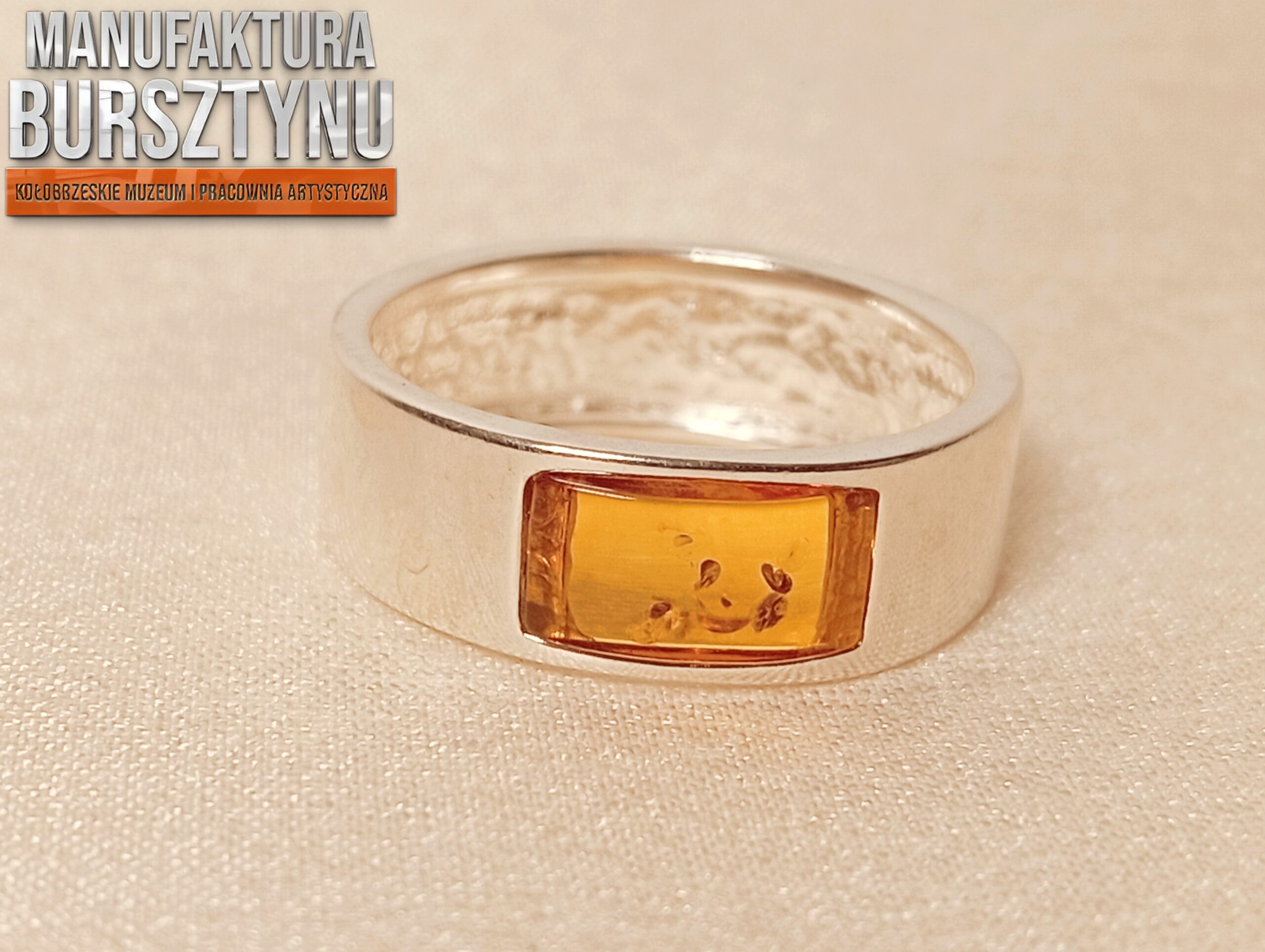Srebrny Pierścionek z Miodowym Bursztynem
