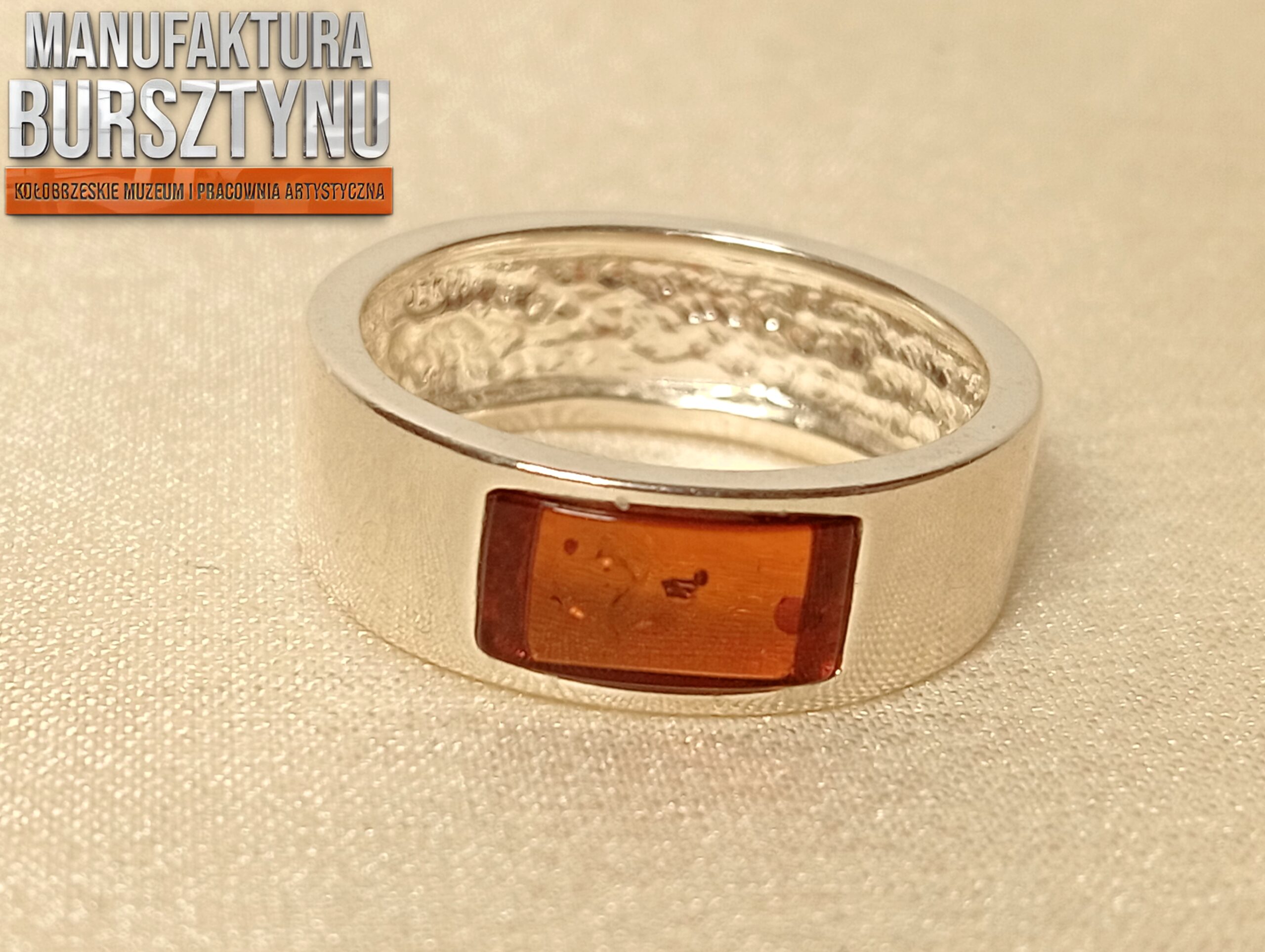 Pierścionek Srebrny z Koniakowym Bursztynem