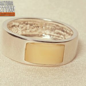 Srebrny Pierścionek z Mlecznym Bursztynem