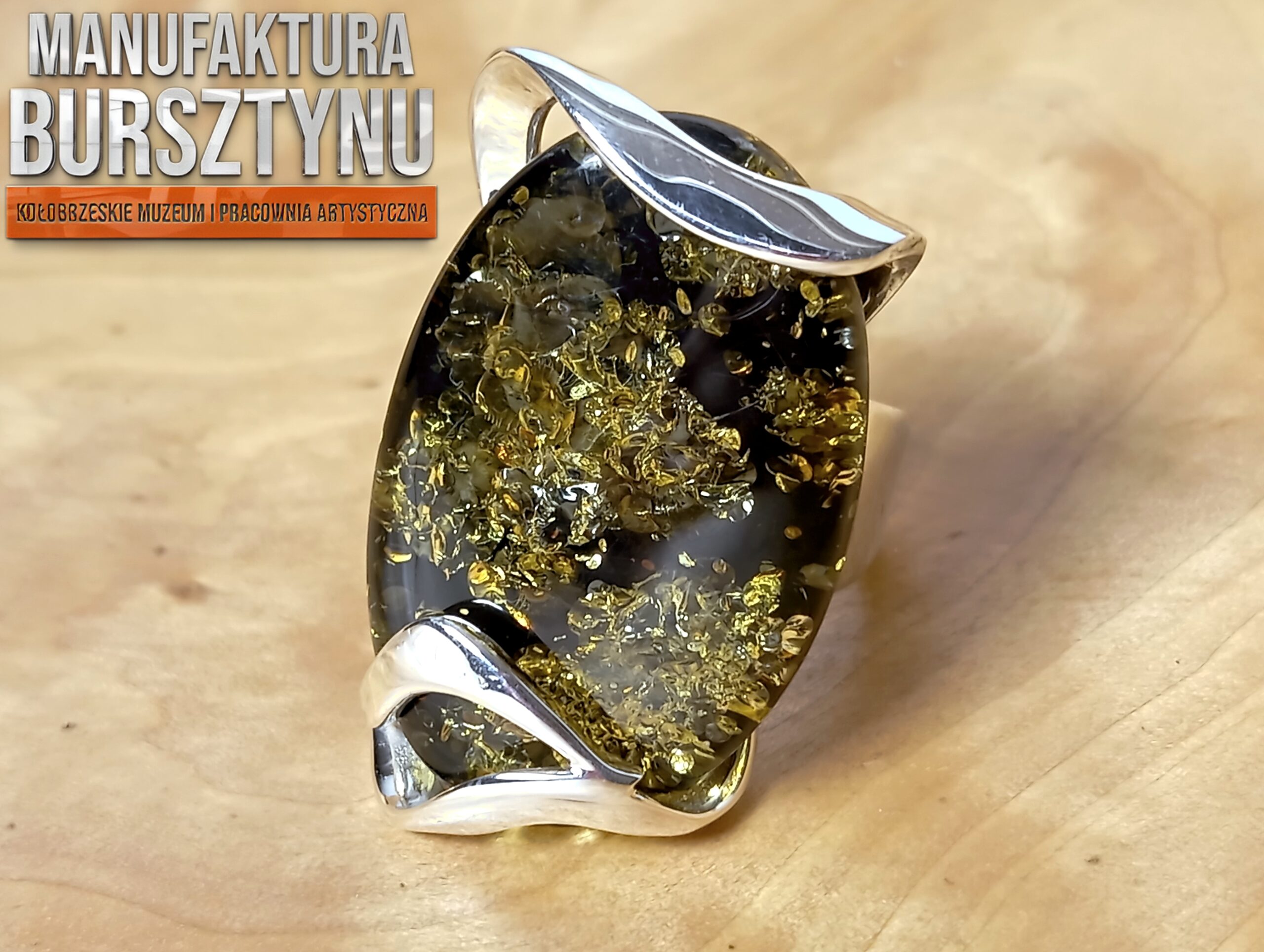 Pierścionek Srebrny z Zielonym Bursztynem