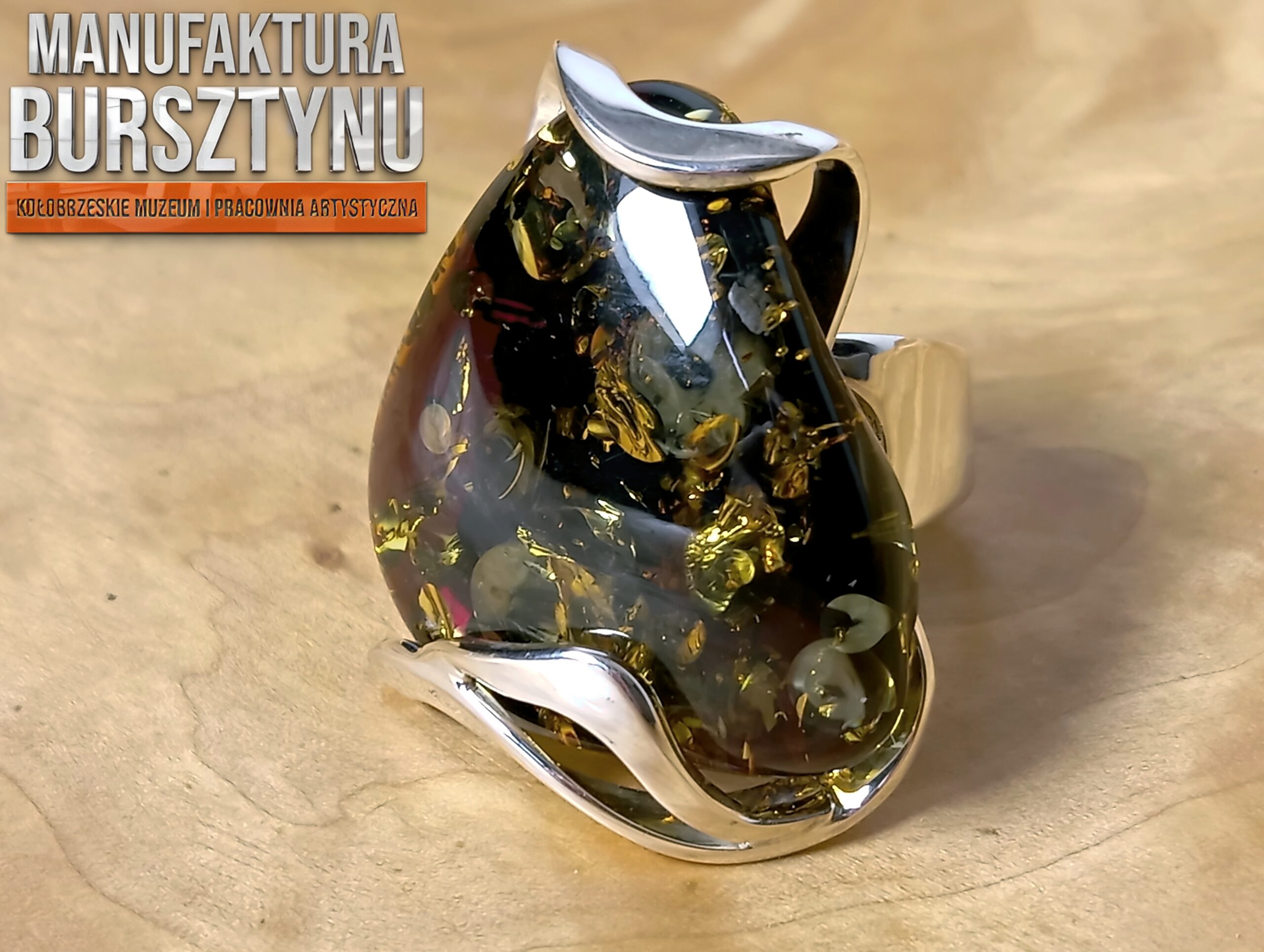 Srebrny Pierścionek z Zielonym Bursztynem