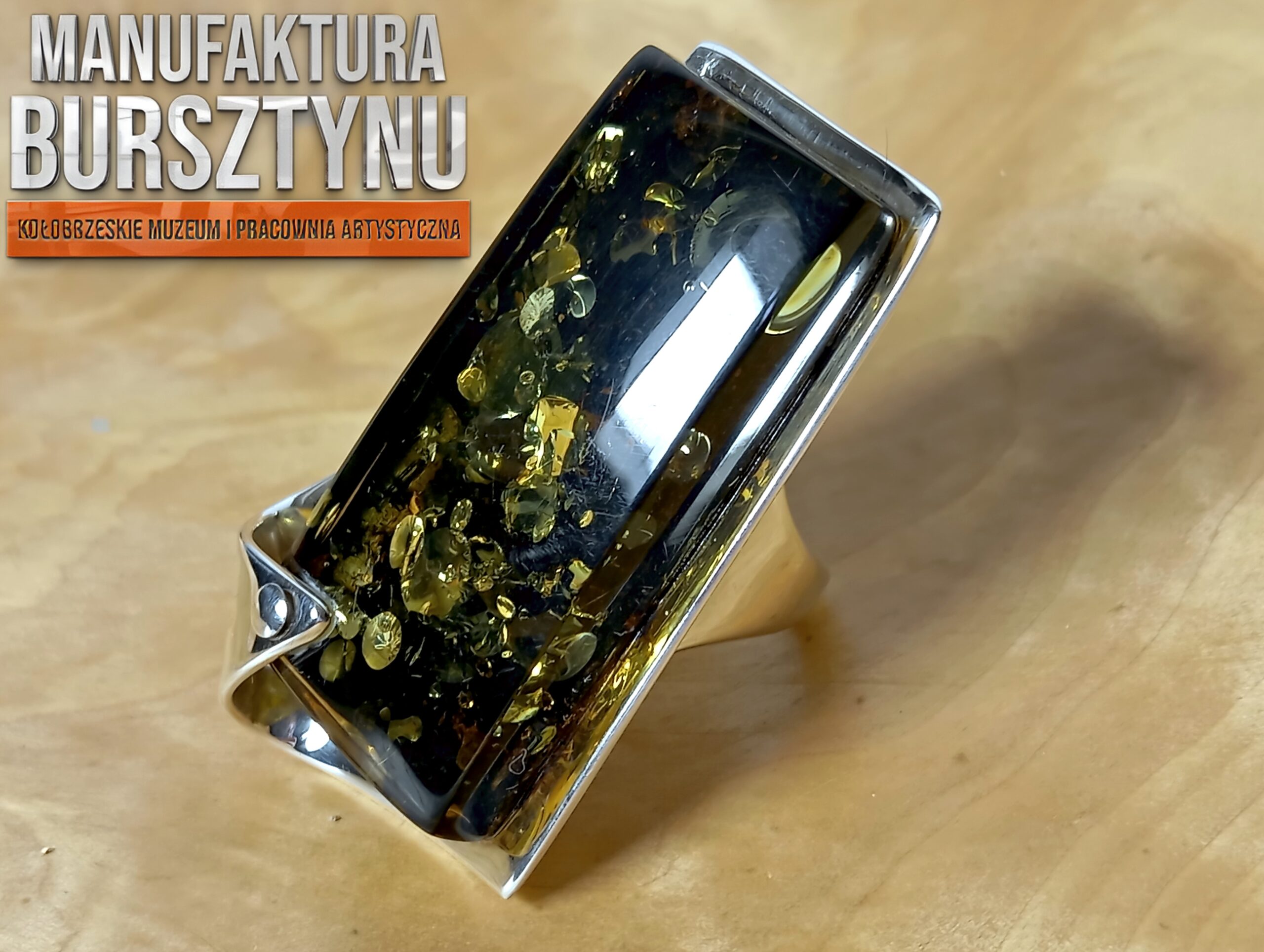 Ciemnozielony Pierścionek z Bursztynem