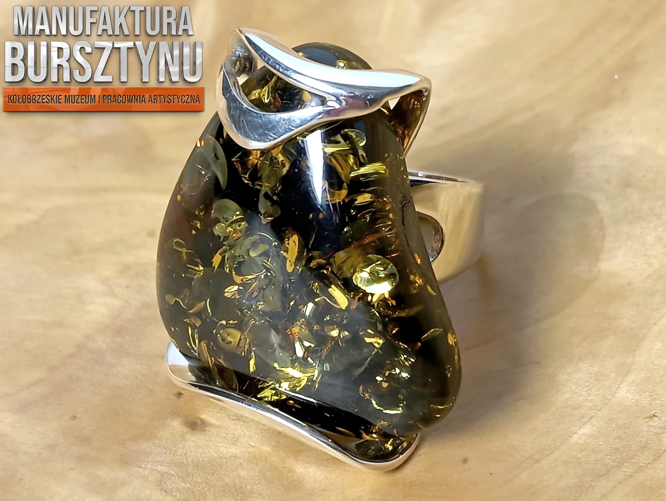 Koniakowo-zielony Pierścionek z Bursztynem