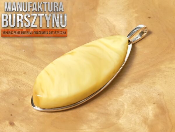 Zawieszka z bursztynu mlecznego