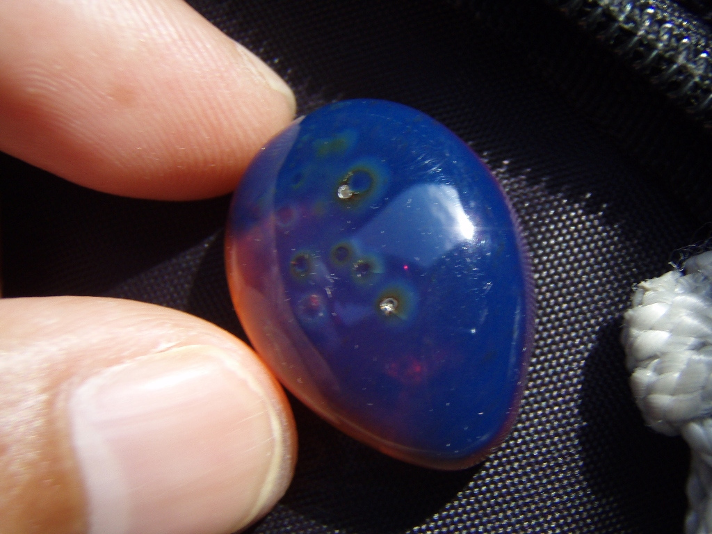 Odkryj, dlaczego niebieski bursztyn uznaje się za najrzadszy naturalny kolor i co decyduje o jego wyjątkowej wartości oraz niezwykłym świetlnym efekcie.