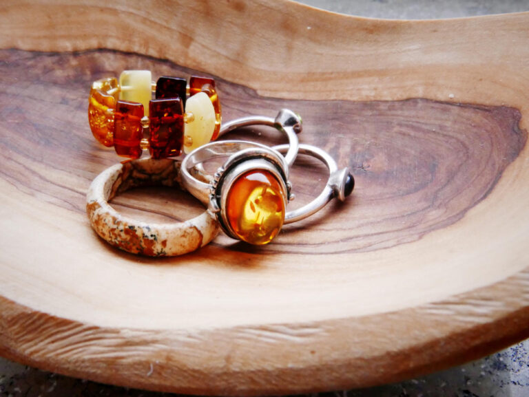 Sprawdź, czy biżuteria z bursztynem może ulec uszkodzeniu zimą, jak mróz wpływa na bursztyn i jak bezpiecznie nosić go w niskich temperaturach.