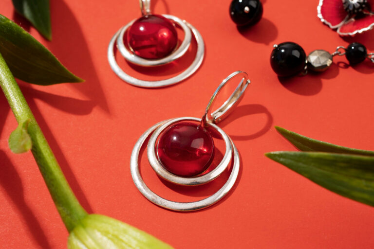 Sprawdź, jak stylizować bursztyn w srebrnej oprawie. Poznaj inspiracje, kolory i sposoby noszenia biżuterii z bursztynem na co dzień i na eleganckie okazje.