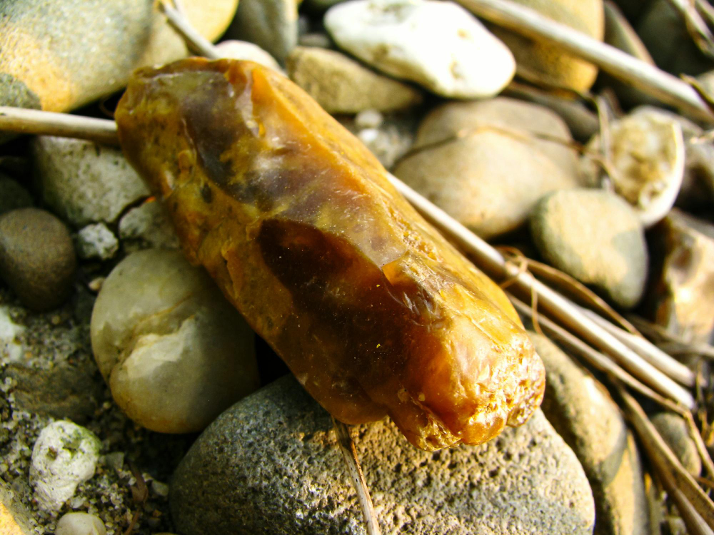 Znalazłeś bursztyn na plaży? Sprawdź, jak kreatywnie wykorzystać bursztyn z Bałtyku, od biżuterii po naturalne dekoracje do domu.